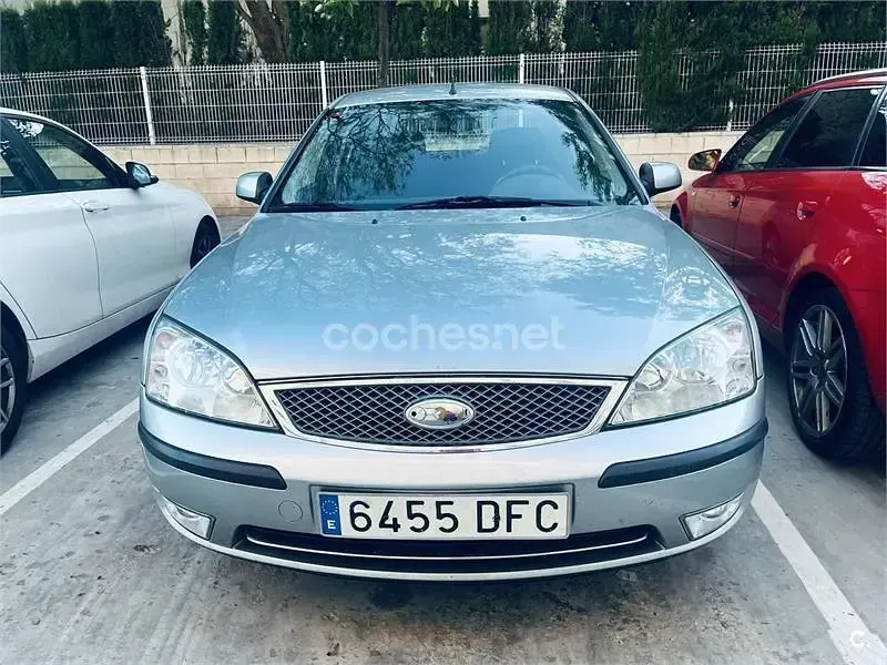 Usado Ford Mondeo Ghia 155 CV (114 kW) 2004 Gris / plata Berlina