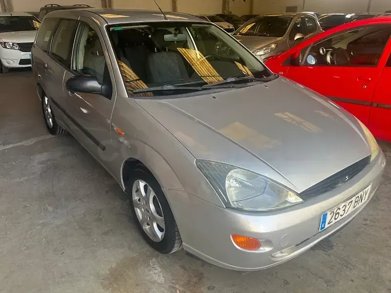 Usado Ford Focus Ambiente 100 CV (73 kW) 2002 Gris / plata Familiar