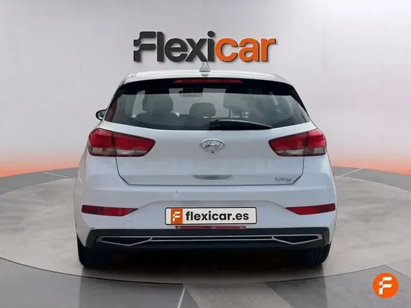 Usado Hyundai i30 120 CV (88 kW) 2021 Blanco Berlina
