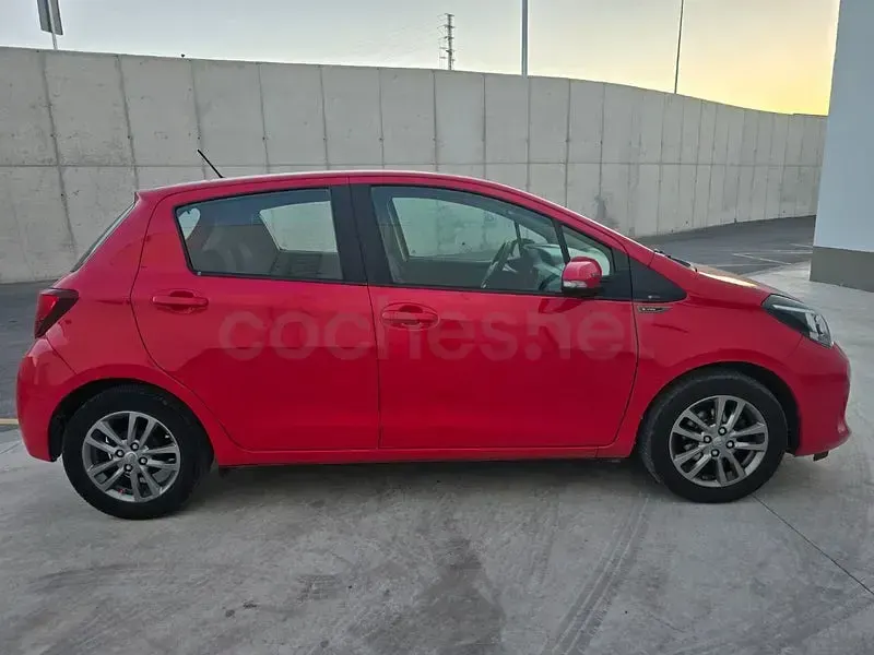 Usado Toyota Yaris Live 69 CV (50 kW) 2015 Rojo Utilitario