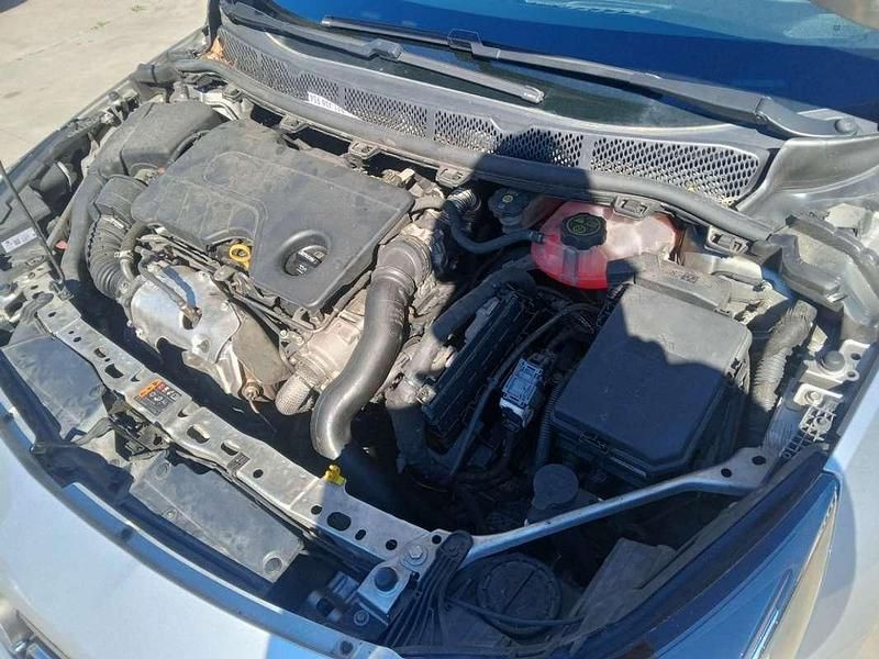 Usado Opel Astra Selective 136 CV (100 kW) 2019 Plateado Familiar