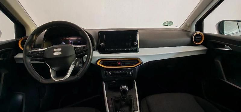 Usado Seat Arona Style 116 CV (85 kW) 2025 Gris magnetic + techo blanco SUV