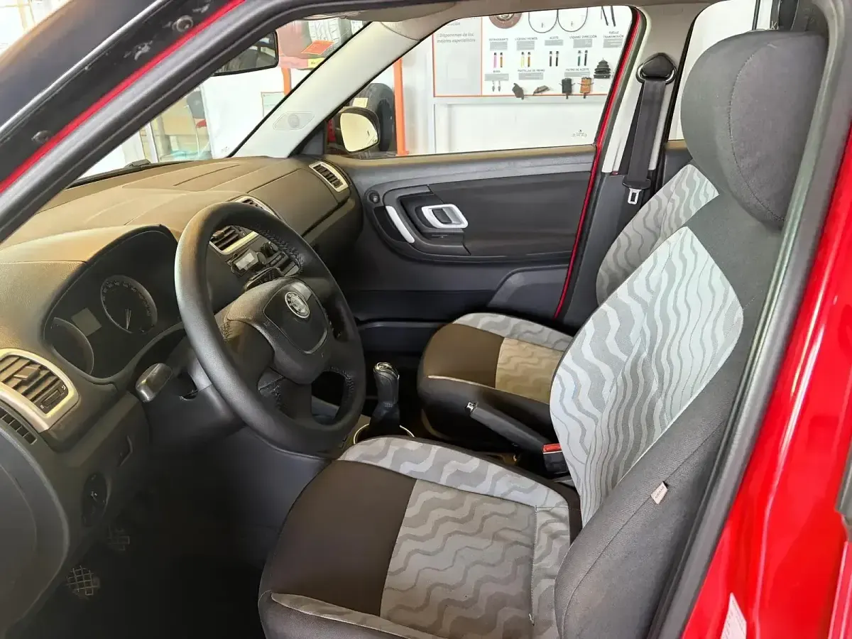 Usado Skoda Fabia 60 CV (44 kW) 2009 Rojo Berlina