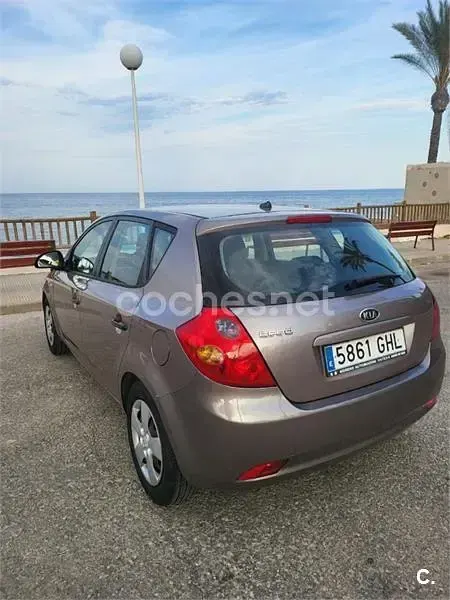 Usado Kia Ceed 90 CV (66 kW) 2008 Gris / plata Utilitario