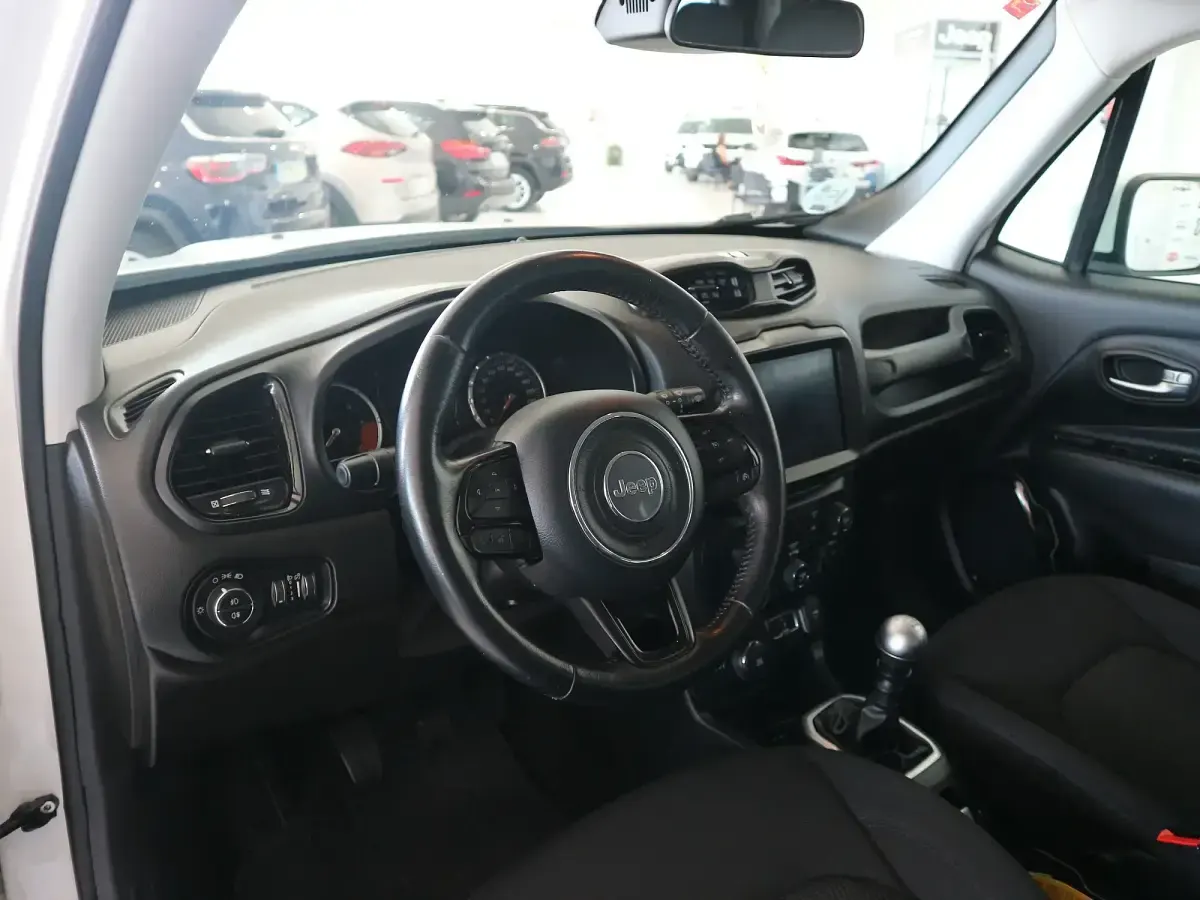 Usado Jeep Renegade Night Eagle 140 CV (102 kW) 2019 Blanco SUV