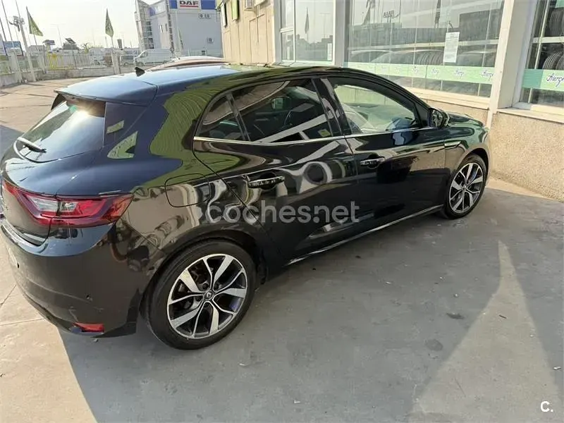 Usado Renault Mégane IV Bose Edition 130 CV (95 kW) 2018 Negro Berlina