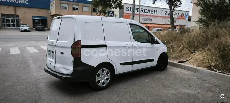 Usado Ford Tourneo Courier Trend 75 CV (55 kW) 2015 Blanco Monovolumen