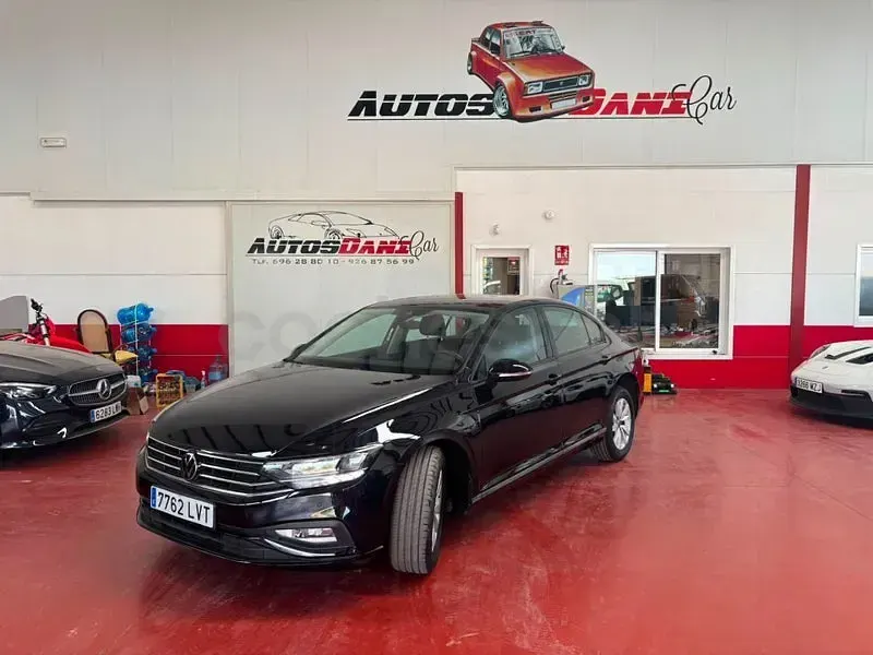 Usado VW Passat Business 122 CV (89 kW) 2022 Negro Familiar