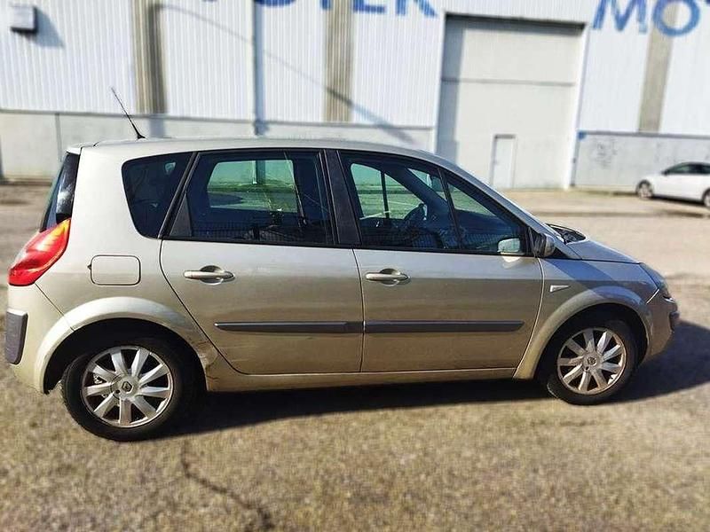Usado Renault Scénic II Dynamique 106 CV (77 kW) 2008 Beige Monovolumen