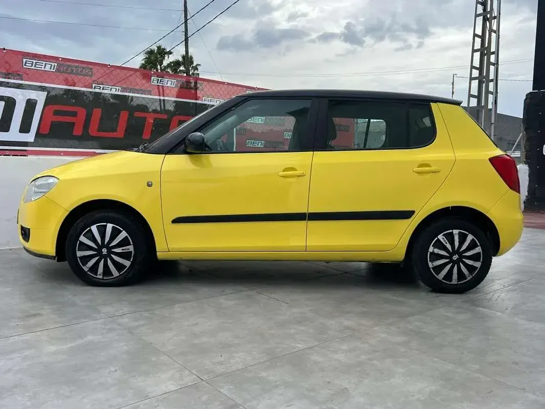 Usado Skoda Fabia 60 CV (44 kW) 2008 Amarillo Utilitario