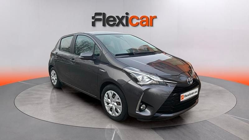 Usado Toyota Yaris Hybrid Active 100 CV (73 kW) 2019 Gris Utilitario