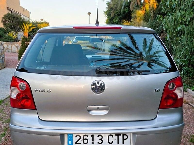 Usado VW Polo Match 75 CV (55 kW) 2004 Gris / plata Berlina