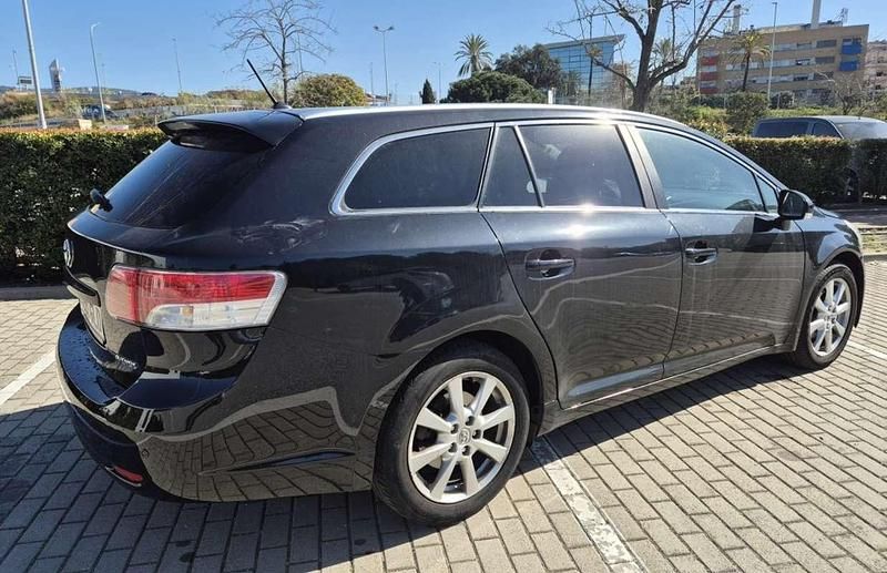 Käytetty Toyota Avensis Advance 126 HP (92 kW) 2009 Musta Sedan