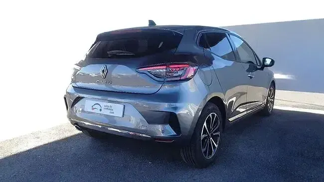 Usado Renault Clio Techno 100 CV (73 kW) 2025 Gris Utilitario