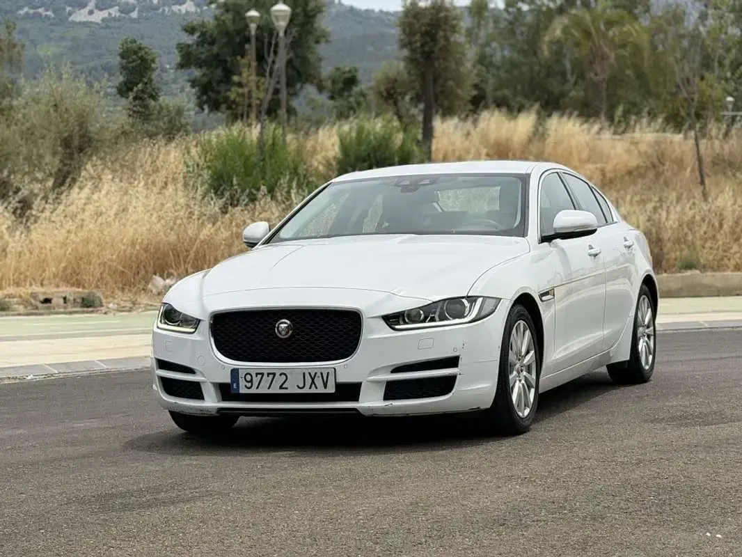 Usado Jaguar XE Pure 179 CV (131 kW) 2017 Blanco Berlina