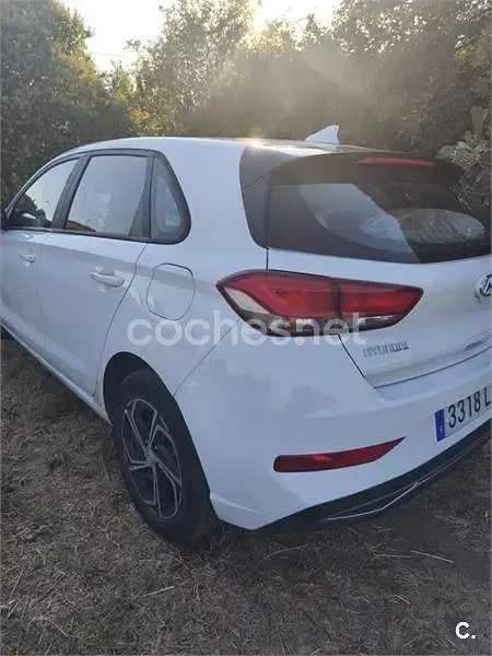 Usado Hyundai i30 120 CV (88 kW) 2021 Blanco Berlina