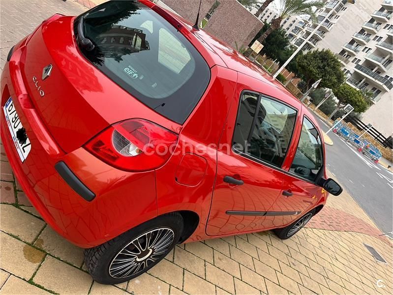 Usado Renault Clio II Authentique 75 CV (55 kW) 2008 Rojo Berlina