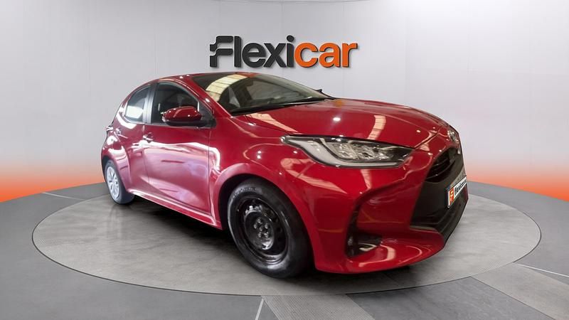 Usado Toyota Yaris Hybrid Active 116 CV (85 kW) 2023 Granate Berlina