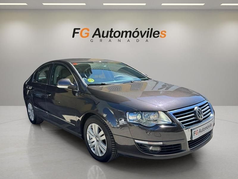 Usado VW Passat Highline 140 CV (102 kW) 2010 Marrón Berlina