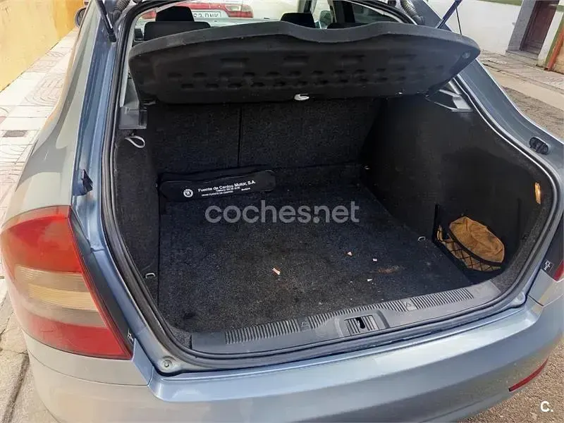 Usado Skoda Octavia 105 CV (77 kW) 2010 Azul Berlina