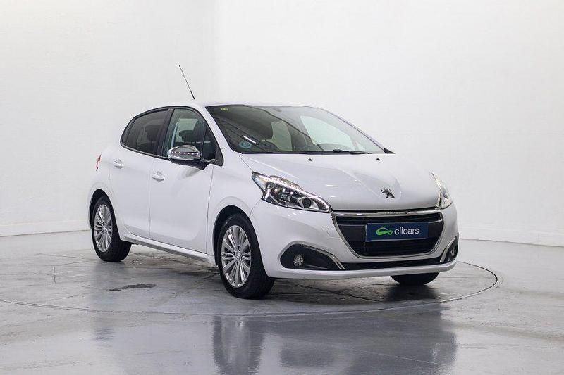 Usado Peugeot 208 Style 82 CV (60 kW) 2018 Blanco Utilitario