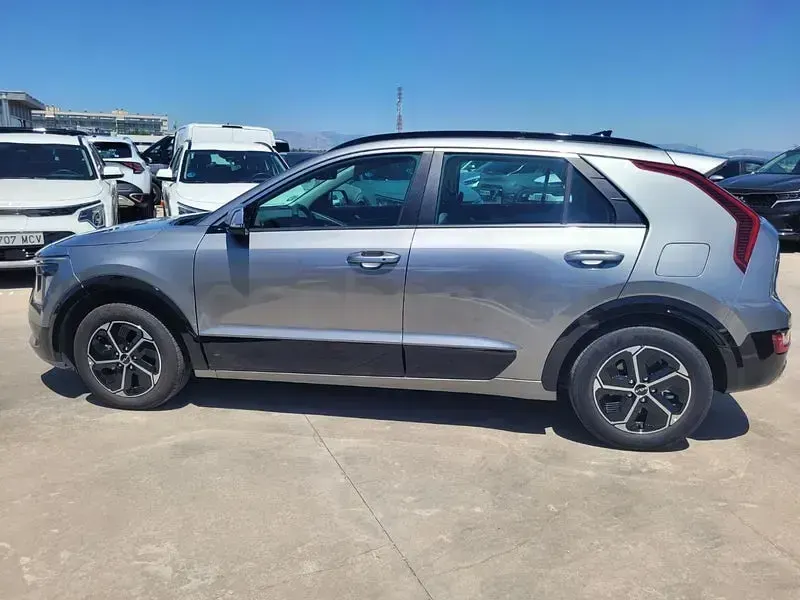 Usado Kia Niro 141 CV (103 kW) 2022 Gris / plata SUV