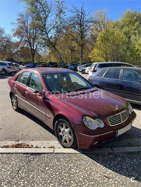 Usado Mercedes C220 Elegance 143 CV (105 kW) 2002 Granate Berlina