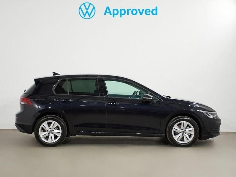 Usado VW Golf VIII Life 110 CV (80 kW) 2023 Negro profundo (efecto perla) Berlina