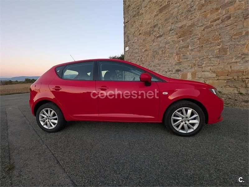 Usado Seat Ibiza Style 90 CV (66 kW) 2012 Rojo Berlina