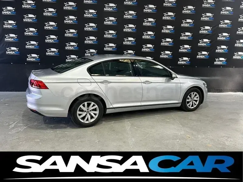 Usado VW Passat Business 150 CV (110 kW) 2021 Gris / plata Berlina
