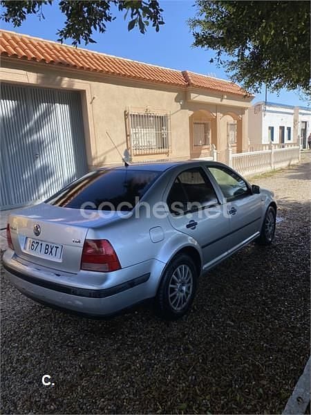 Usado VW Bora Highline 115 CV (84 kW) 2002 Gris / plata Berlina