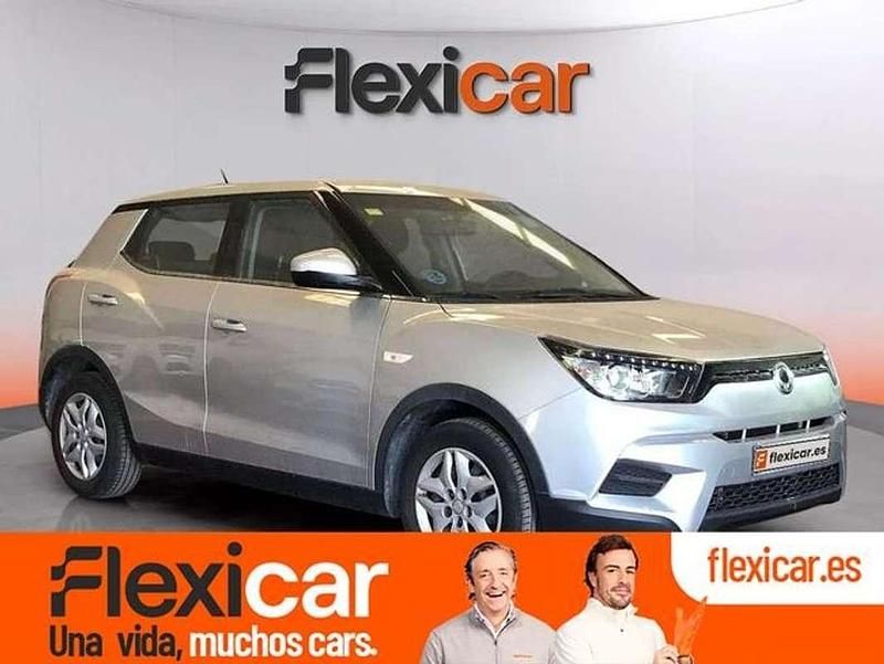 Usado Ssangyong (KGM) Tivoli 129 CV (94 kW) 2016 Gris SUV