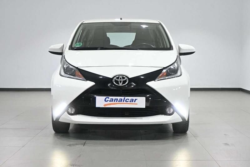 Usado Toyota Aygo X-play 69 CV (50 kW) 2017 Blanco Utilitario