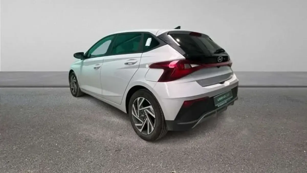 Usado Hyundai i20 80 CV (58 kW) 2025 Gris Utilitario