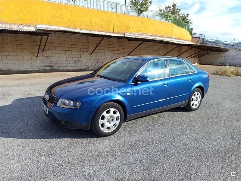 Usado Audi A4 130 CV (95 kW) 2003 Azul Berlina