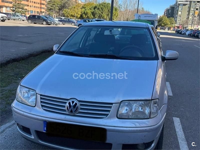 Usado VW Polo Trendline 75 CV (55 kW) 2000 Gris / plata Berlina