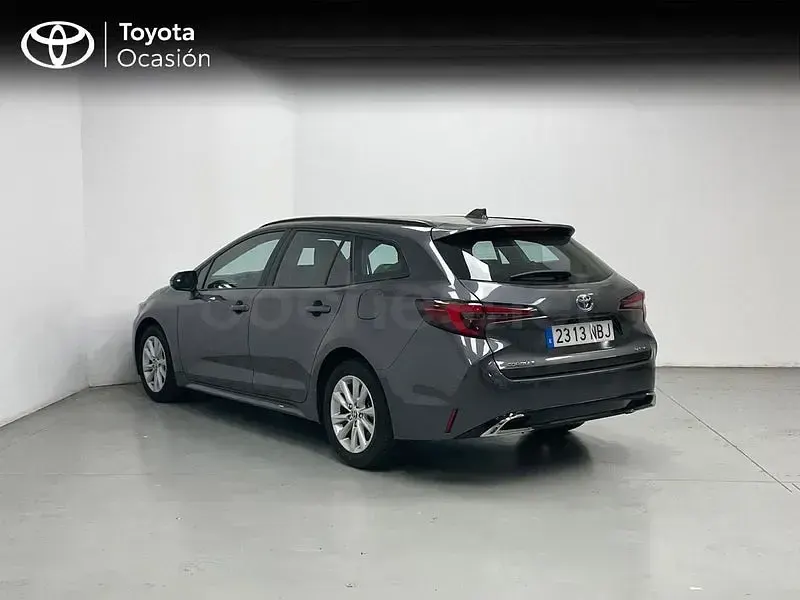 Usado Toyota Corolla Active 140 CV (102 kW) 2025 Gris / plata Familiar