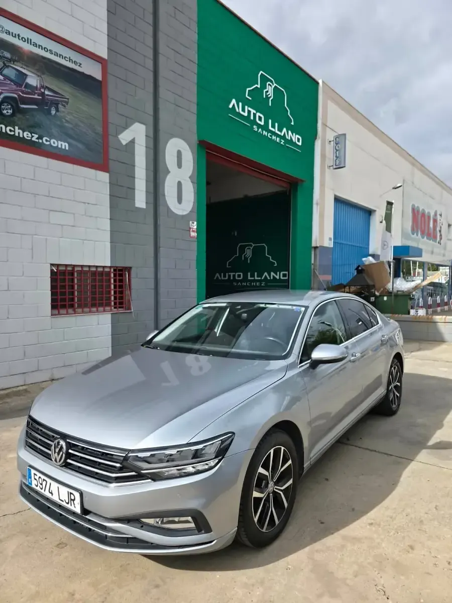 Usado VW Passat 150 CV (110 kW) 2020 Gris Berlina