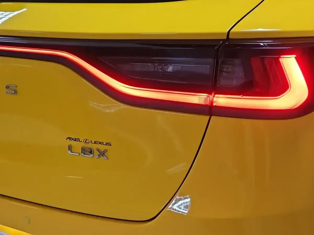 Usado Lexus LBX 136 CV (100 kW) 2025 Amarillo SUV