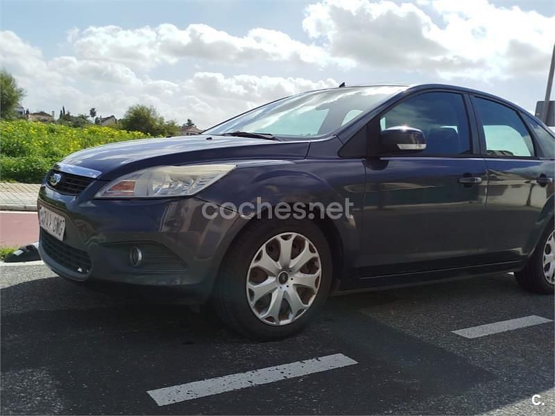 Usado Ford Focus Trend 90 CV (66 kW) 2010 Gris / plata Berlina