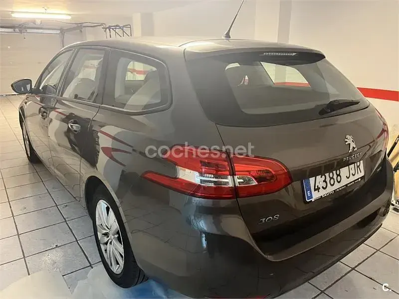 Usado Peugeot 308 SW Active 100 CV (73 kW) 2015 Gris / plata Familiar