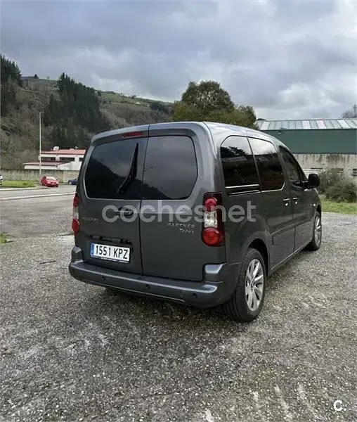 Usado Peugeot Partner Tepee Active 100 CV (73 kW) 2016 Gris / plata Monovolumen