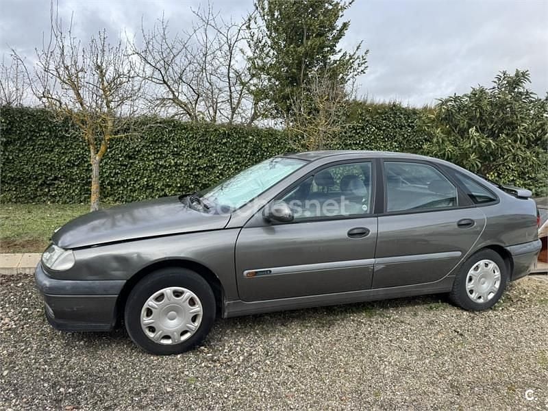 Usado Renault Laguna 95 CV (69 kW) 1996 Gris / plata Berlina