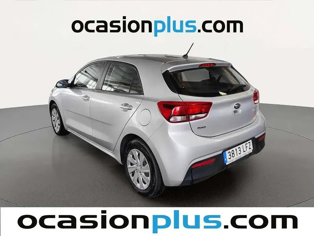 Usado Kia Rio 84 CV (61 kW) 2020 Gris Utilitario