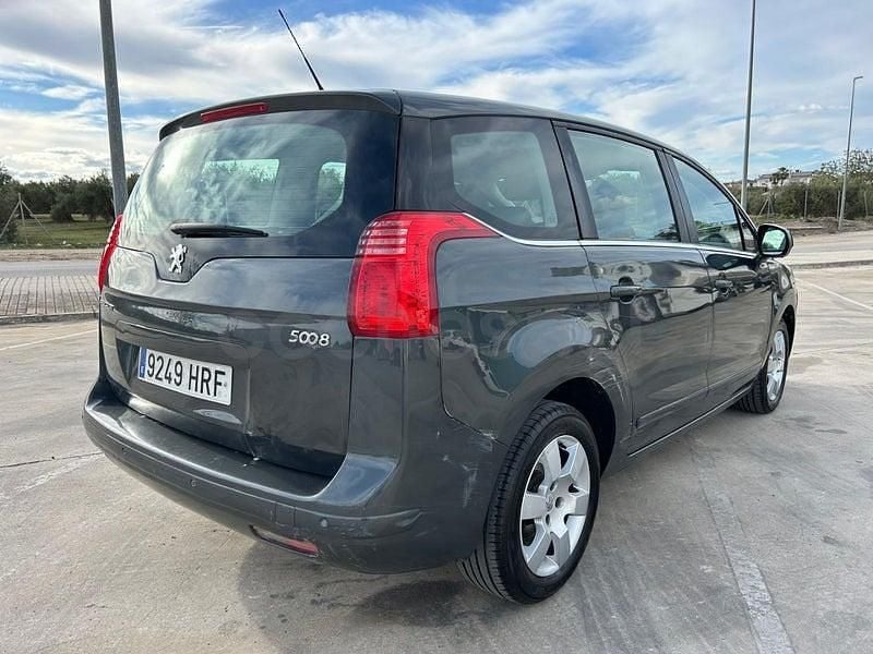Usado Peugeot 5008 Active 120 CV (88 kW) 2013 Gris / plata Monovolumen