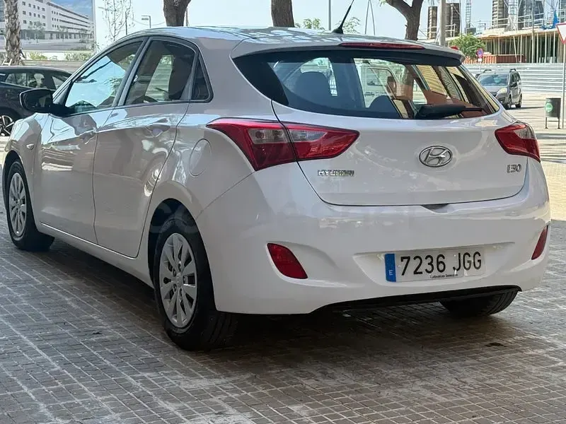 Usado Hyundai i30 100 CV (73 kW) 2016 Blanco Berlina