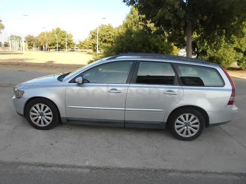 Usado Volvo V50 Momentum 136 CV (100 kW) 2005 Gris / plata Familiar