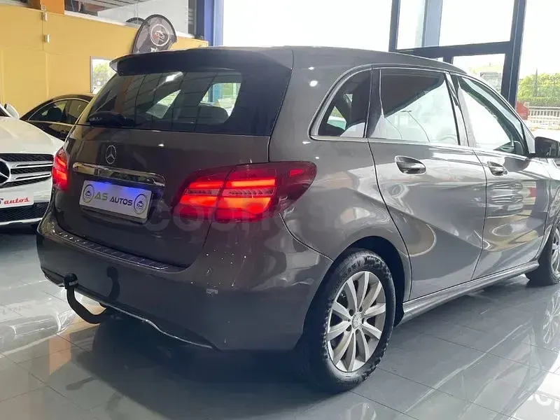 Usado Mercedes B180 109 CV (80 kW) 2015 Gris / plata Utilitario