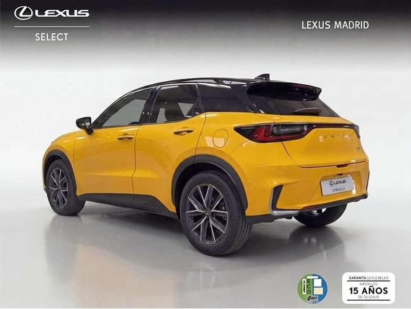 Usado Lexus LBX 136 CV (100 kW) 2025 Amarillo SUV