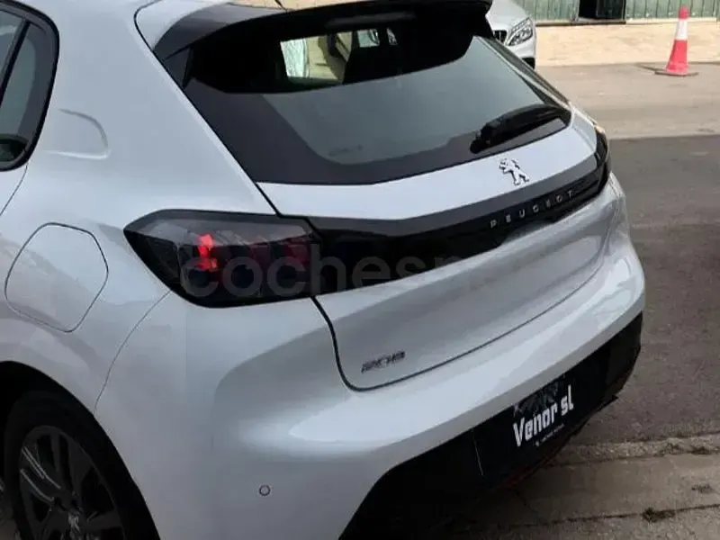 Usado Peugeot 208 Active 100 CV (73 kW) 2021 Blanco Utilitario